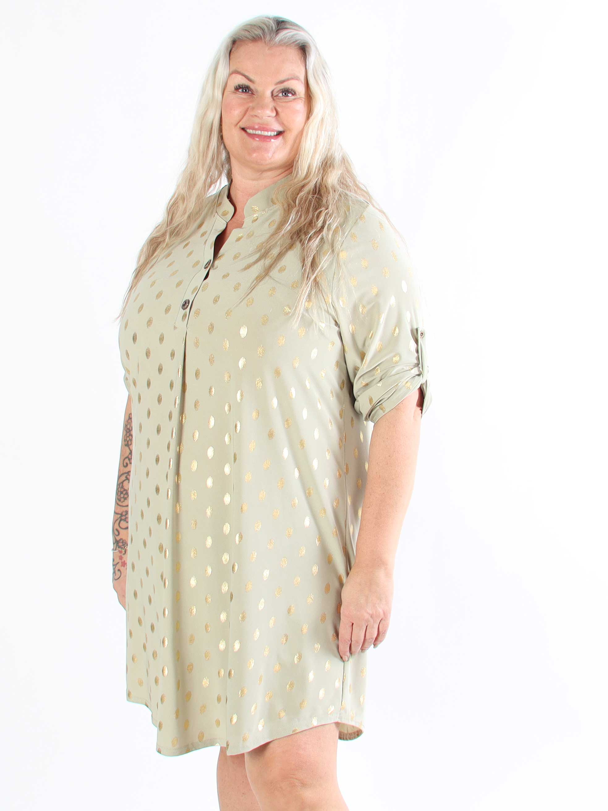 Ebba Gold Long - Elastisk plus size kjole med guld prikker
